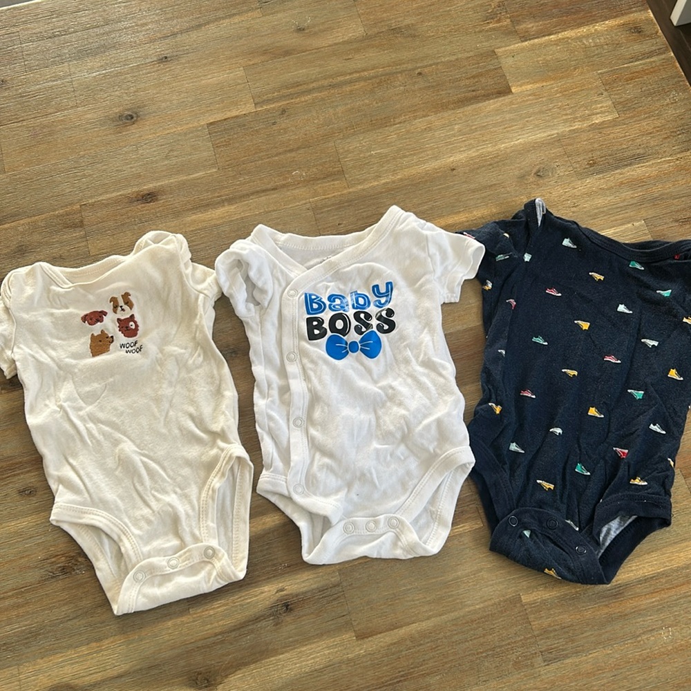 Bundle of 3 onesies